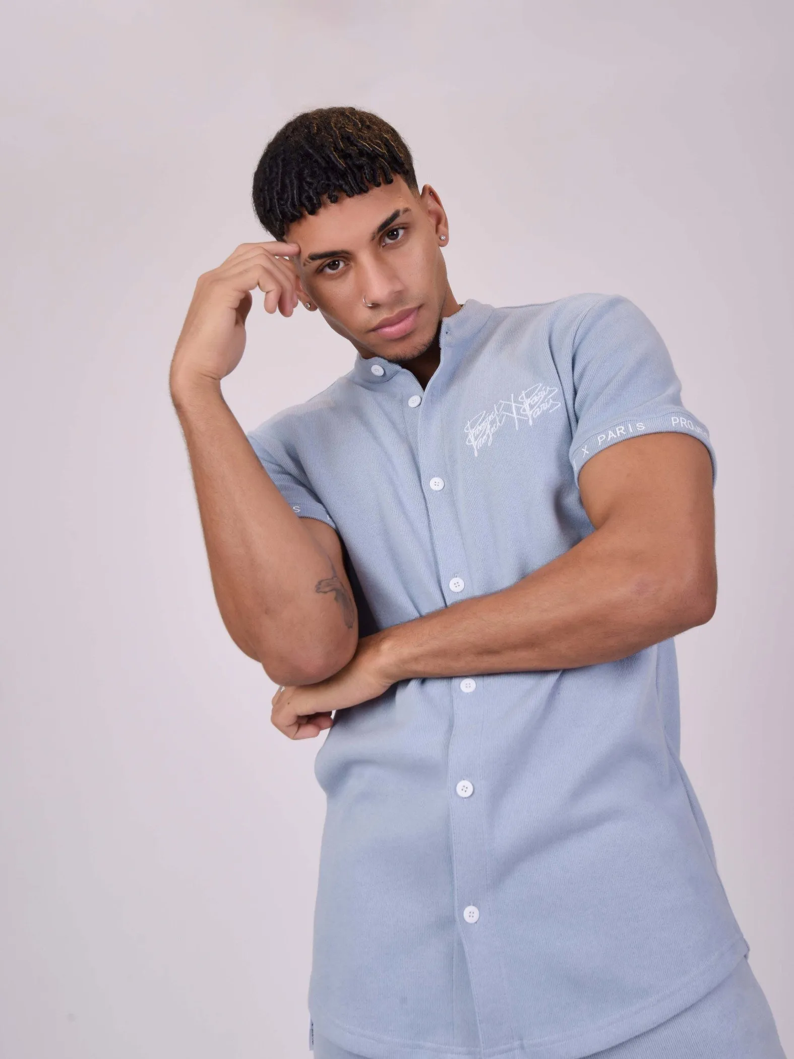 Camisa con cuello de malla