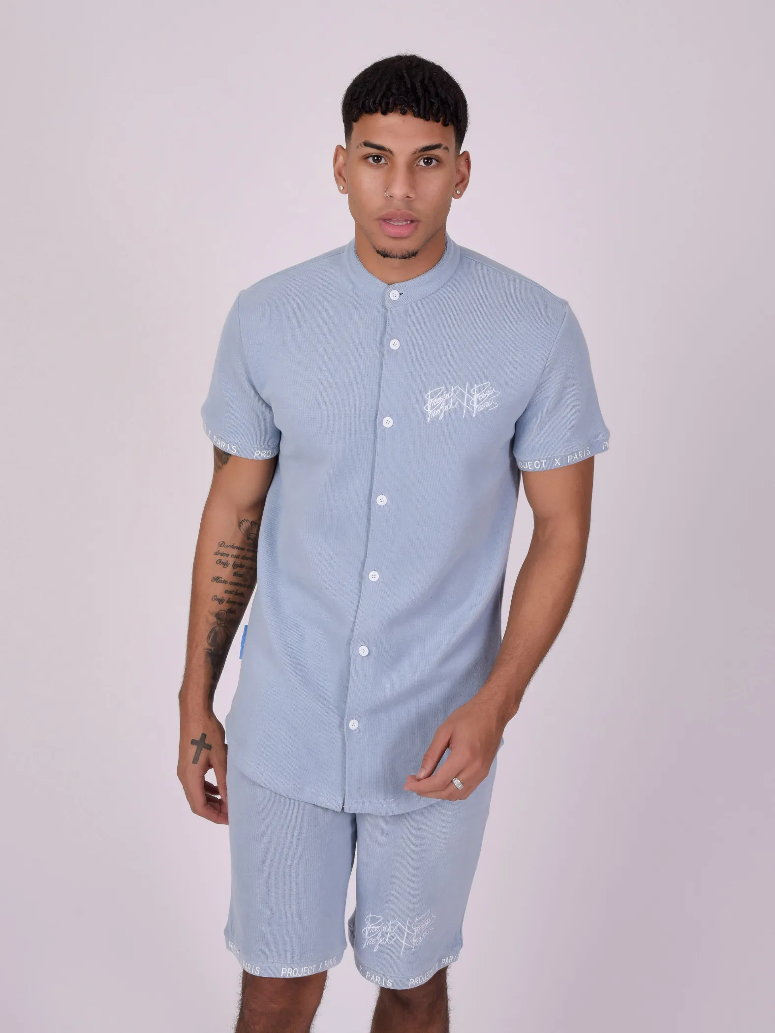 Camisa con cuello de malla