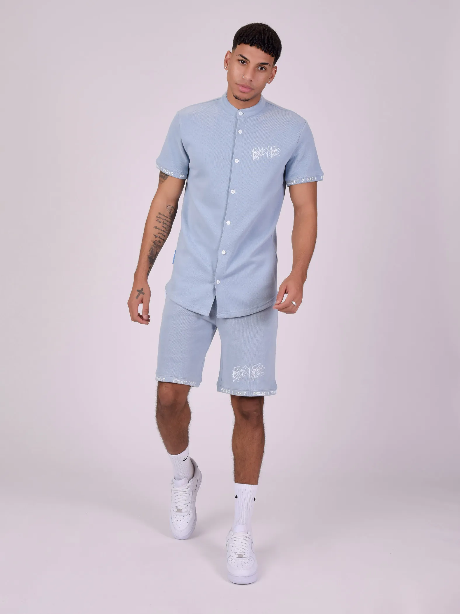 Camisa con cuello de malla