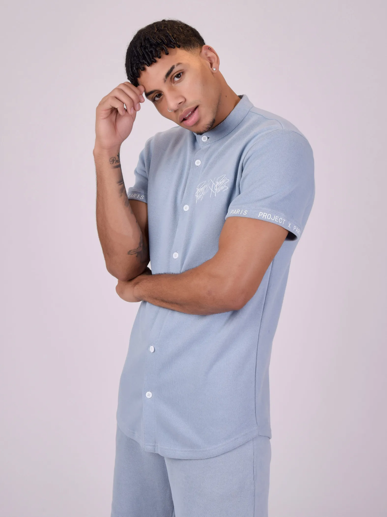 Camisa con cuello de malla