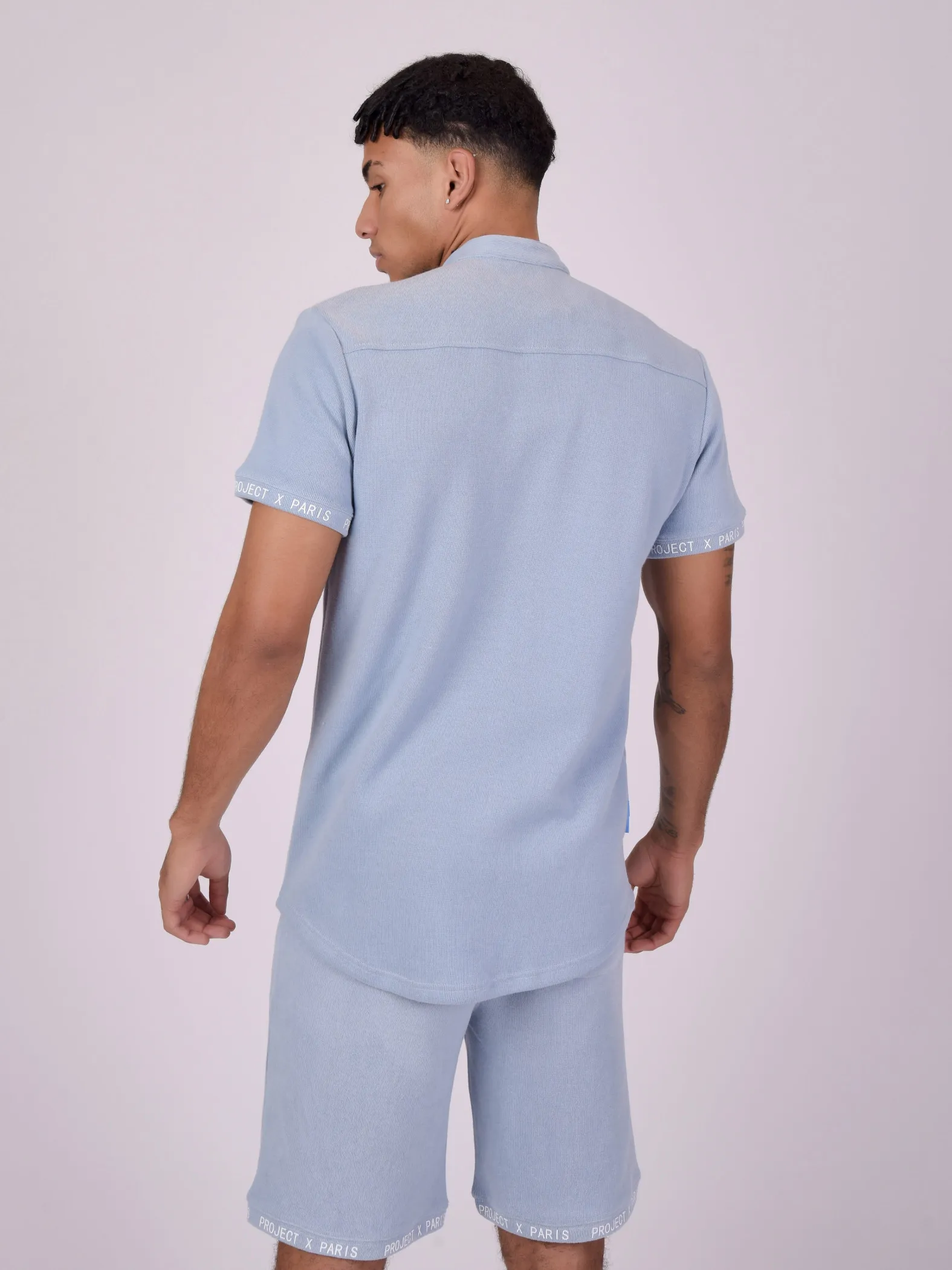 Camisa con cuello de malla