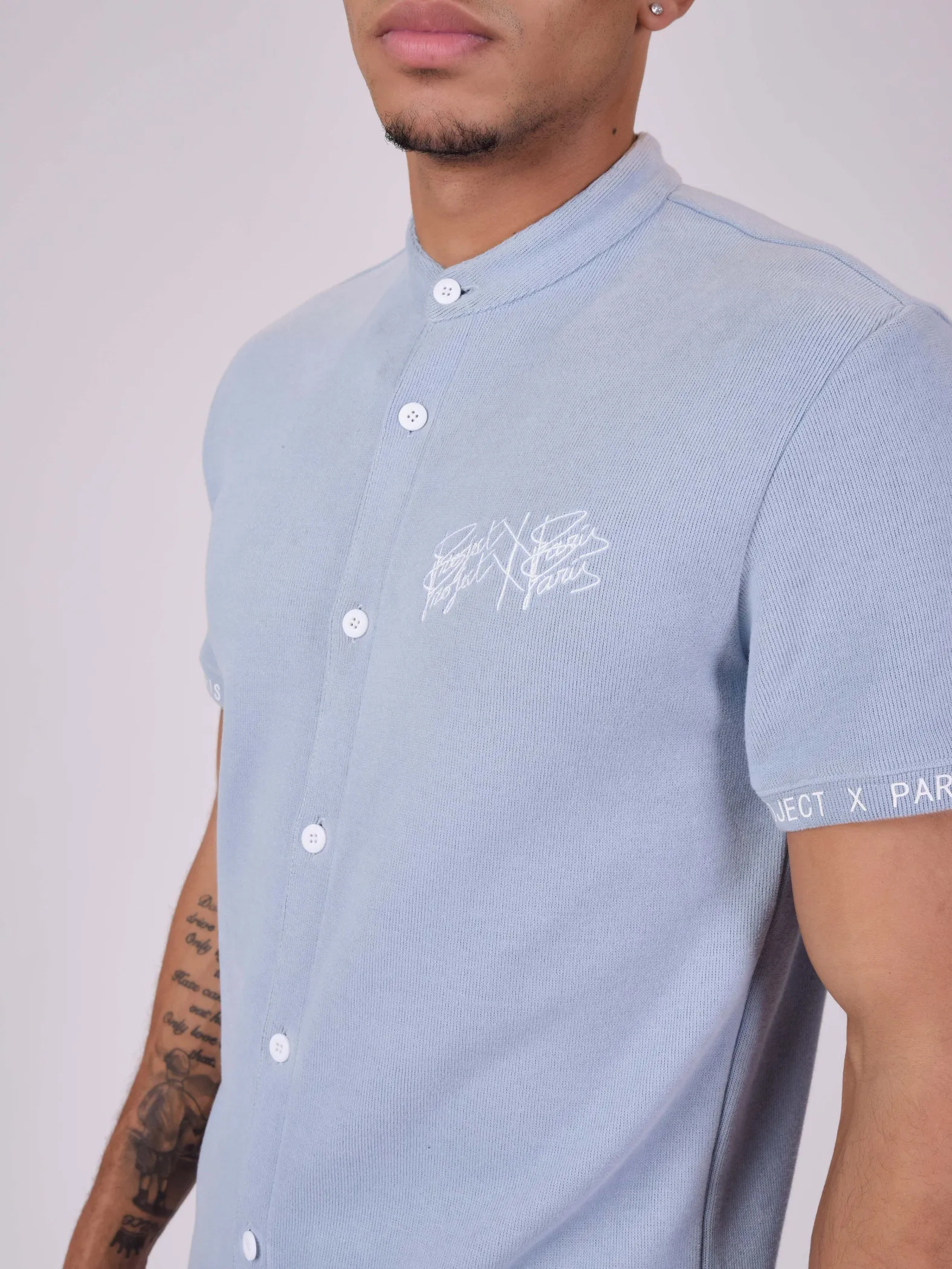 Camisa con cuello de malla