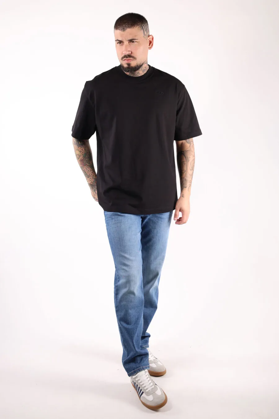 CAMISETA NEGRA CON MAXILOGO 