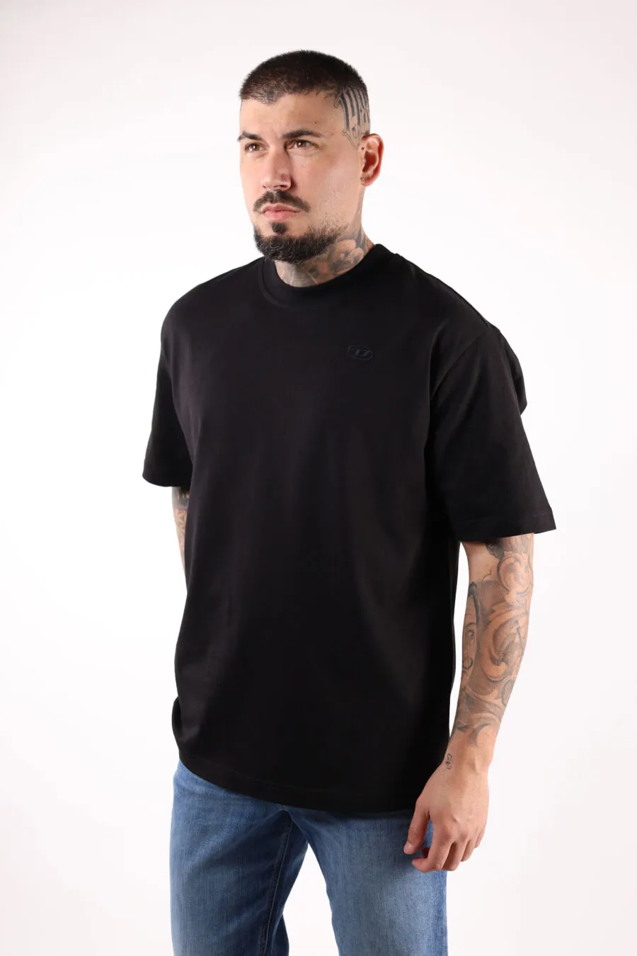 CAMISETA NEGRA CON MAXILOGO 