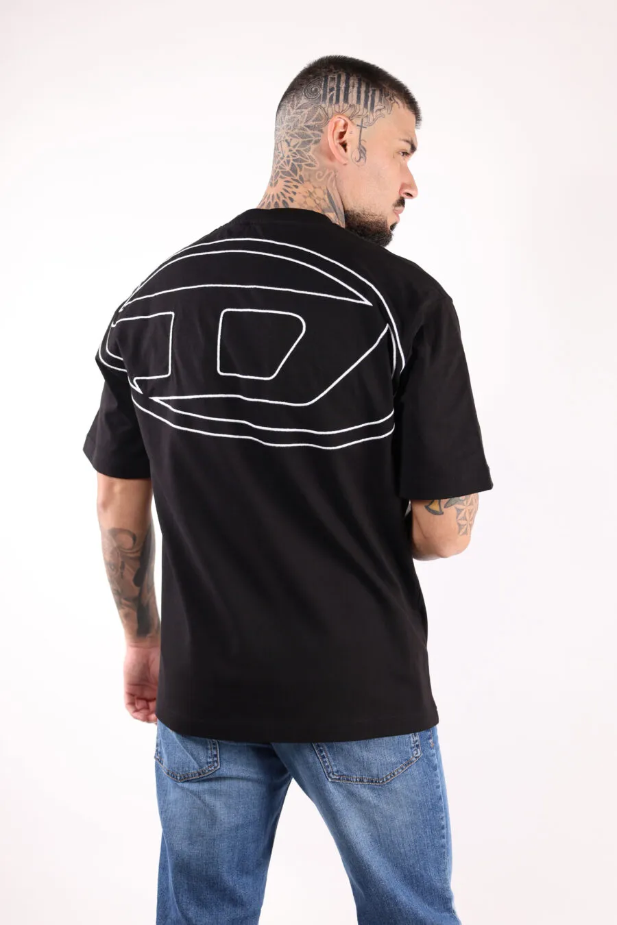 CAMISETA NEGRA CON MAXILOGO 