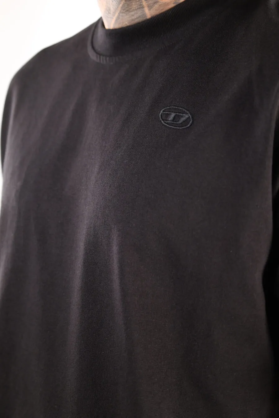 CAMISETA NEGRA CON MAXILOGO 