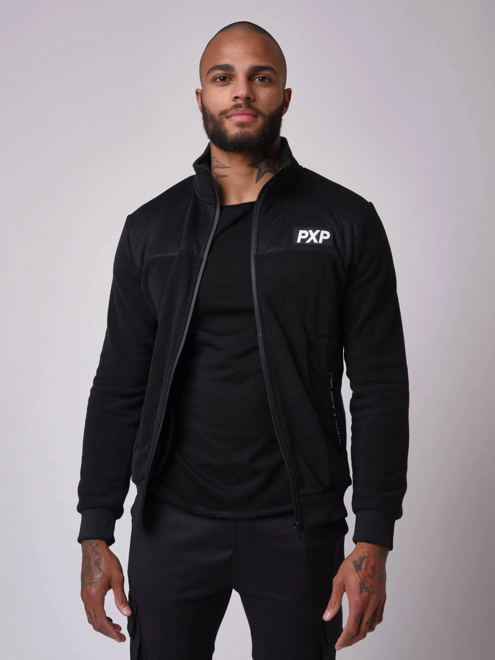Chaqueta de cuello alto en tejido polar y malla