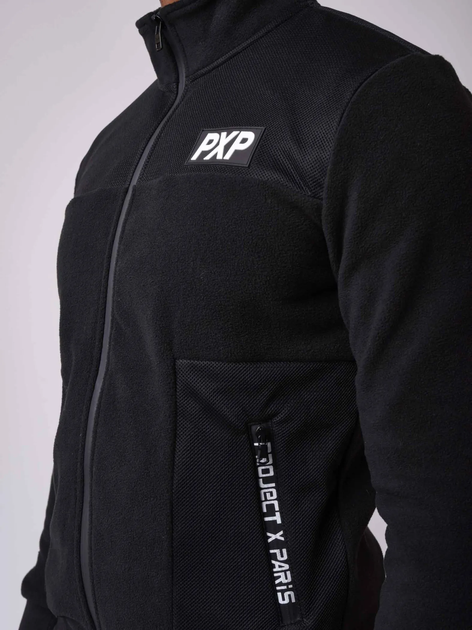 Chaqueta de cuello alto en tejido polar y malla